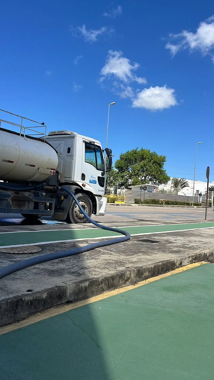 Caminhão Água Mac realizando abastecimento com mangueira