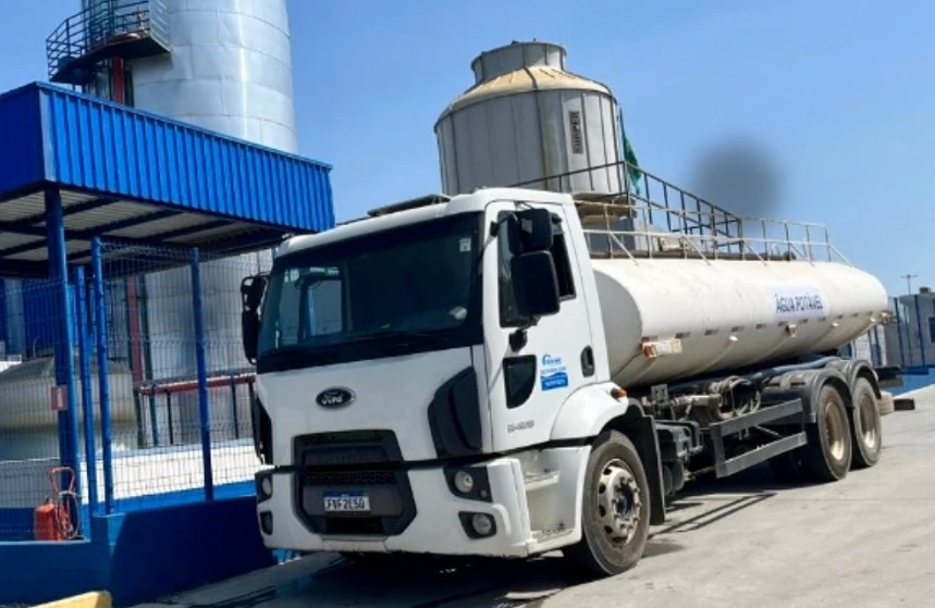Caminhão-pipa Água Mac em área industrial