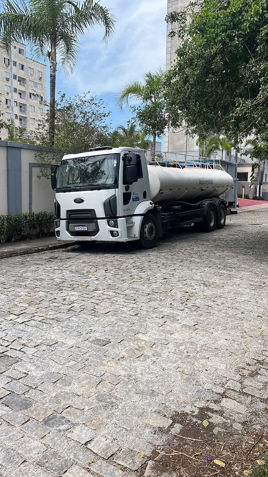 Caminhão Água Mac em atendimento em área residencial