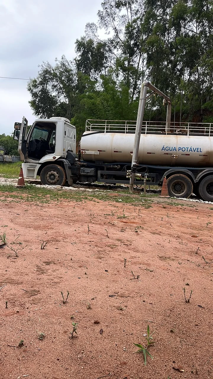 Caminhão-pipa Água Mac durante operação em campo
